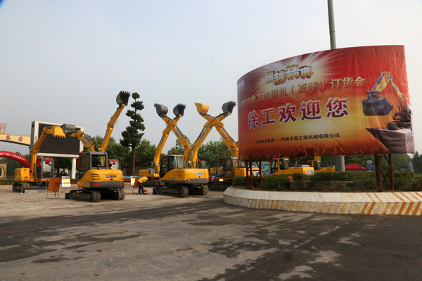 路友公司—2013年胜游官方网站挖掘机订货会外景
