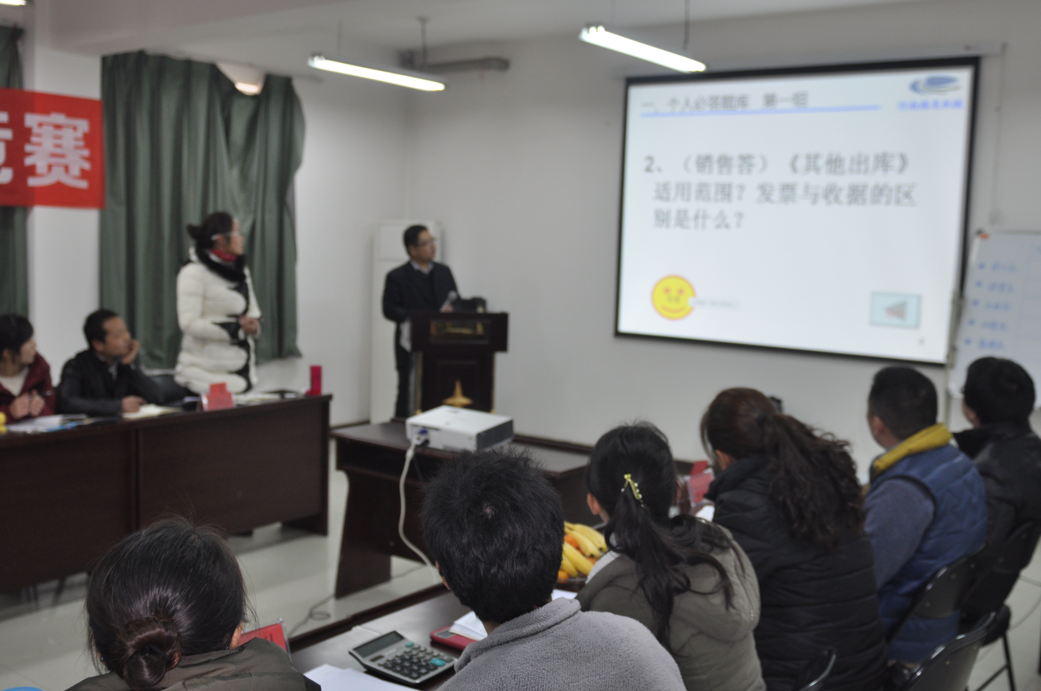 胜游官方网站挖掘机配件部人员进行个人必答题回答