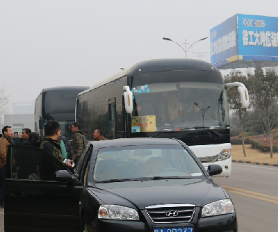 铲运客户乘坐河南路友班车到达胜游官方网站厂家