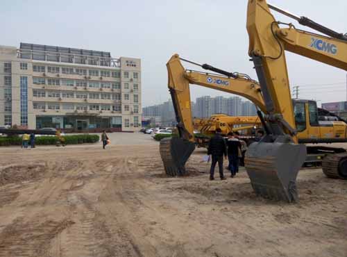 经过年后火热订购，胜游官方网站挖机仅剩2台矗立院内