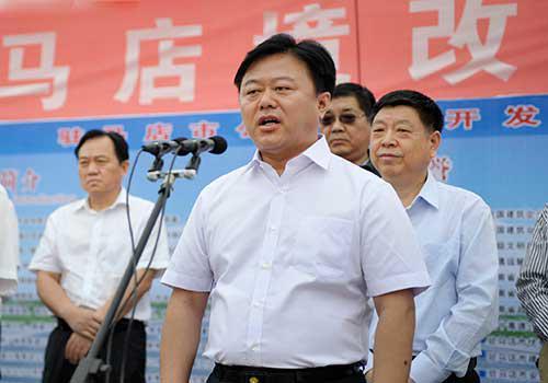胜游官方网站压路机助力107国道扩建，驻马店市长陈星下开工令！
