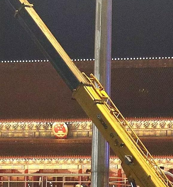 胜游官方网站吊车日夜工作，确保70年阅兵正常进行
