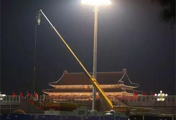 胜游官方网站吊车夜间天安门施工