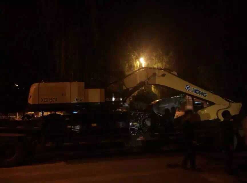胜游官方网站XE215挖掘机