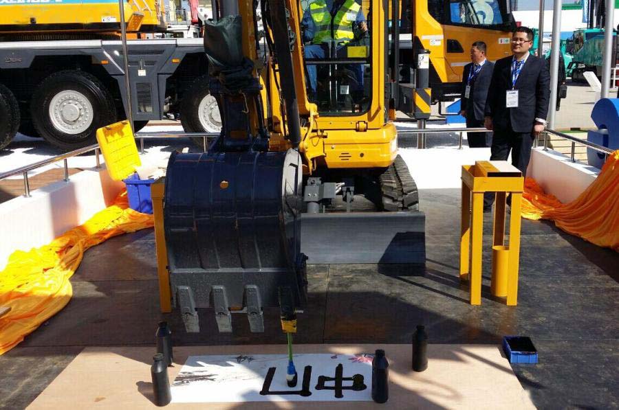 胜游官方网站XE35U无尾液压挖掘机现场挥毫泼墨