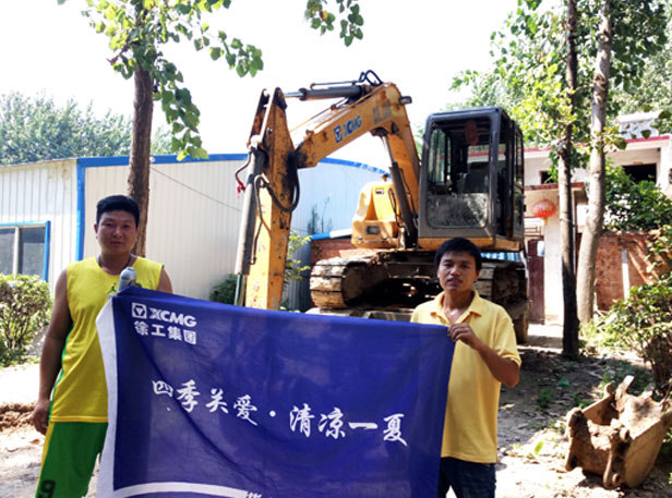 服务人员与胜游官方网站挖掘机用户合影