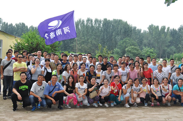 胜游官方网站总代理河南路友机械活动人员合影
