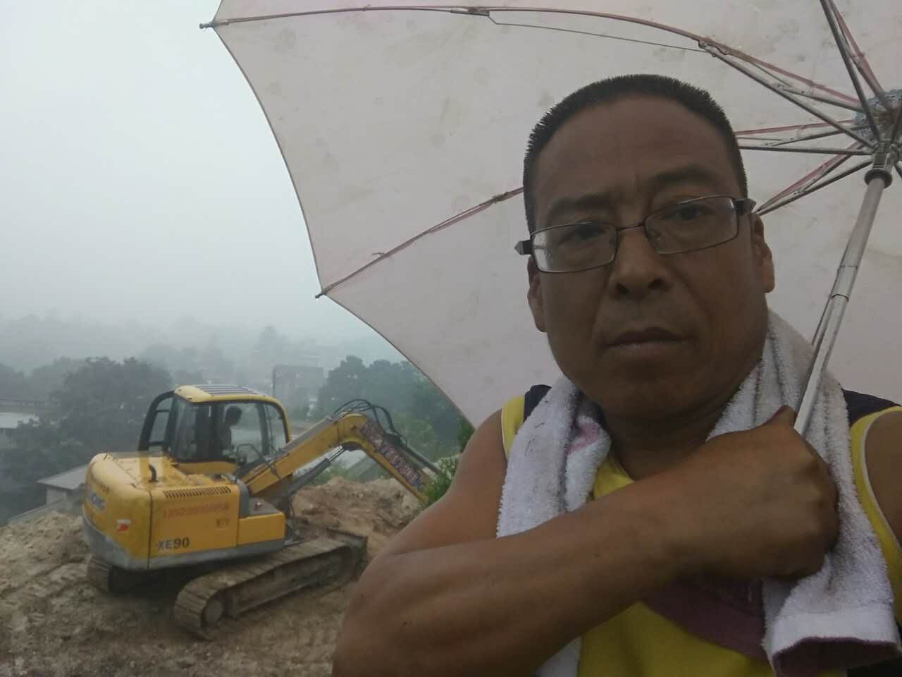 胜游官方网站挖机冒雨仍然工作