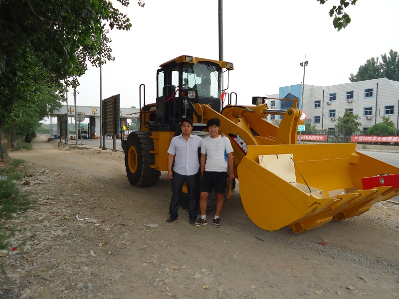 胜游官方网站LW300F装载机交车