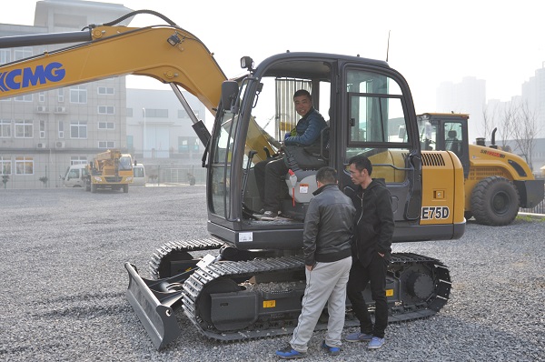胜游官方网站XE75D钩机