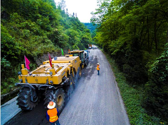 胜游官方网站成套道路机械助力安康省道部分路段建设