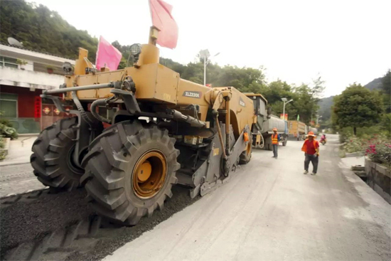 胜游官方网站成套道路机械助力安康省道部分路段建设