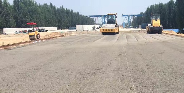 胜游官方网站压路机助力郑州机西高速建设