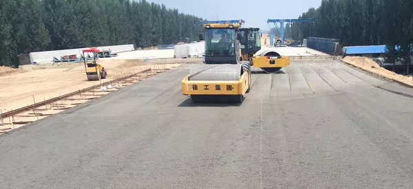 胜游官方网站压路机助力郑州机西高速建设