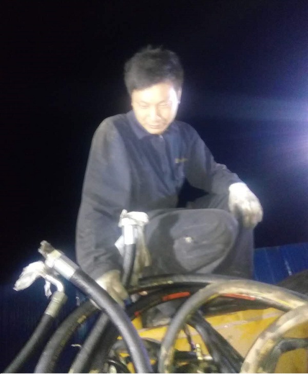 胜游官方网站道路服务正在检修故障中的压路机