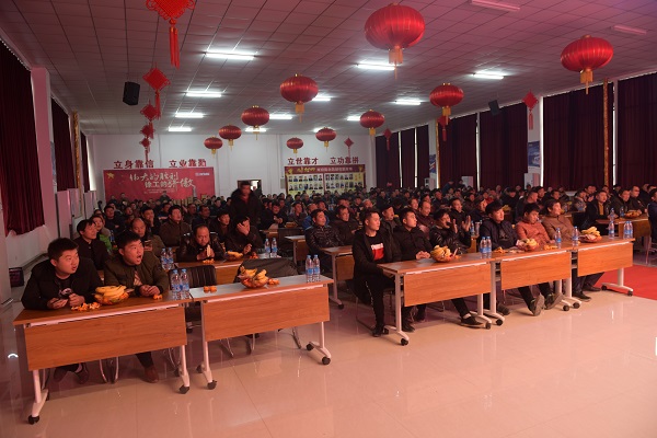 参加河南路友胜游官方网站挖机订货会的嘉宾