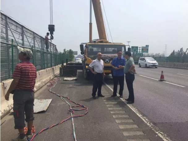 胜游官方网站起重机拆除公路沿线广告