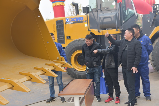 胜游官方网站装载机穿螺丝