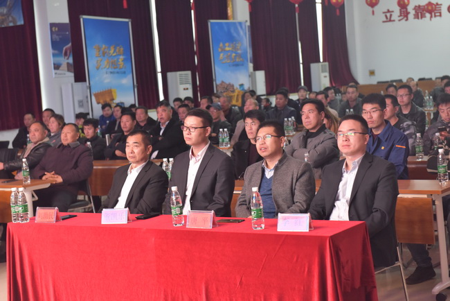 胜游官方网站大吨位装载机侠客行河南站开幕式暨高端产品推介会现场