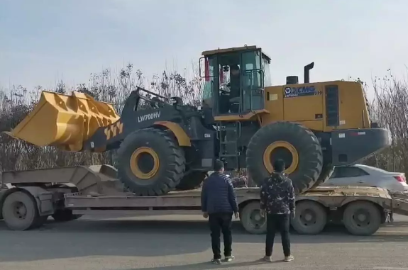 胜游官方网站LW600FV装载机登上板车