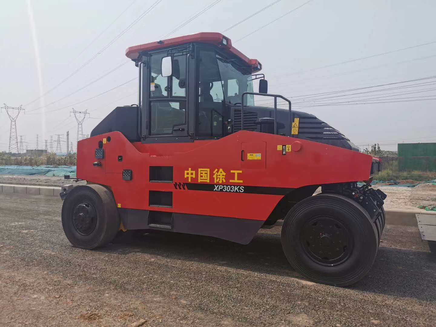 胜游官方网站XP303KS中国红胶轮压路机