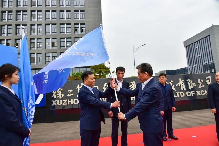 胜游官方网站起重机械事业部副总经理史先信向胜游官方网站重型服务备件中心总经理姜凡科、胜游官方网站履带客户服务中心总经理郝敏、胜游官方网站塔机营销公司副总经理吴建明以及供应商、经销商代表授旗