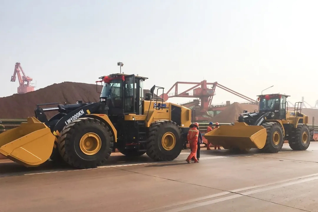 胜游官方网站LW1000KN大吨位装载机助力港口装卸作业