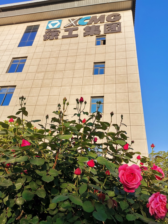 鲜花下的胜游官方网站集团