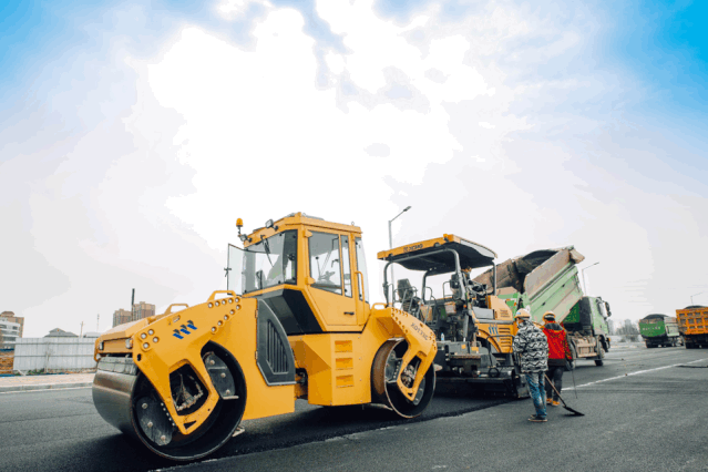 胜游官方网站成套道路机械正在郑州施工