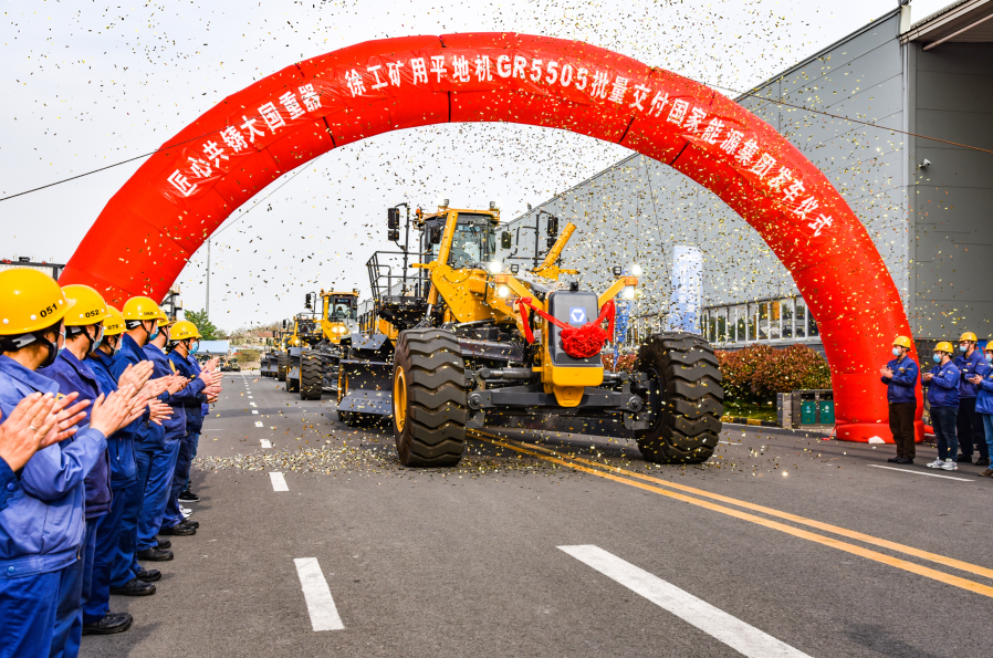 胜游官方网站超大型矿用平地机GR5505批量发车仪式