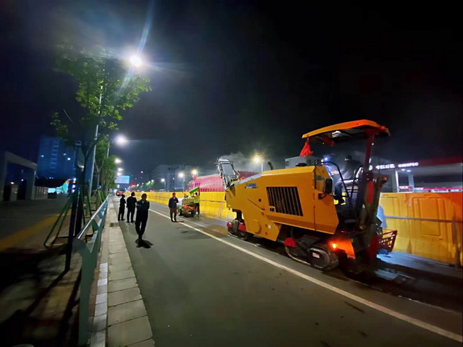 胜游官方网站XM1205F摊铺机助力郑州市桐柏南路市政工程建设