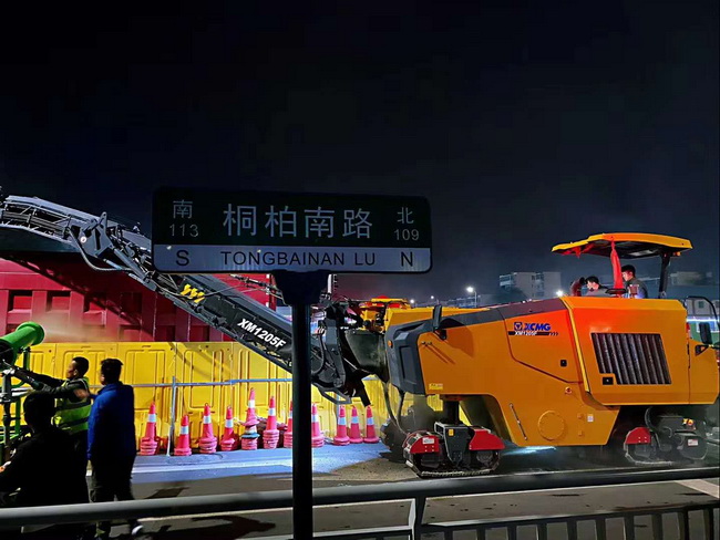 胜游官方网站XM1205F摊铺机助力郑州市桐柏南路市政工程建设