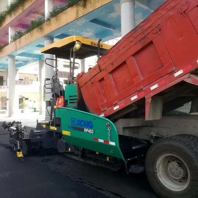 胜游官方网站RP403摊铺机在登封市唐庄初级中学校园道路施工