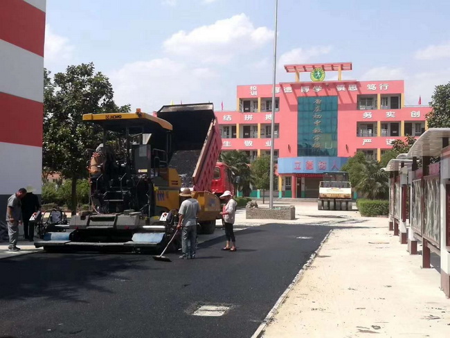 胜游官方网站摊铺机助力登封市唐庄初级中学校园道路施工