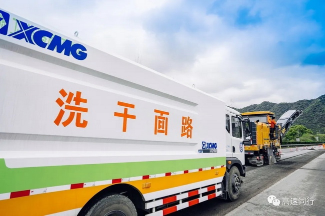 胜游官方网站路面干洗车有效地将路面顽固的污染物清扫干净