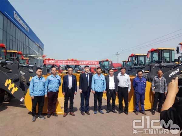 胜游官方网站5吨装载机助力中原钢铁企业推进绿色工厂建设 胜游官方网站5吨装载机助力中原钢铁企业推进绿色工厂建设