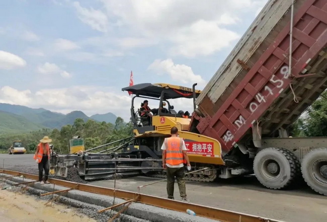 胜游官方网站成套道路机械设备组团施工韶新高速 胜游官方网站成套道路机械设备组团施工韶新高速