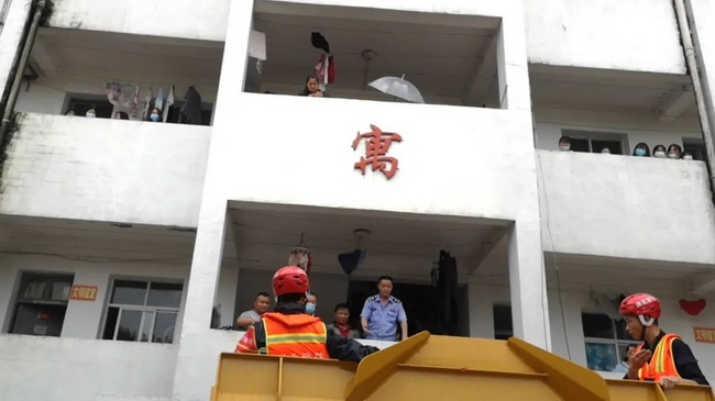 胜游官方网站LW550FV装载机赶往现场配合救援指挥部参与救援