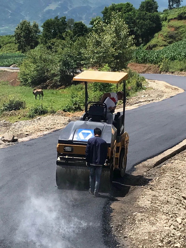 胜游官方网站XMR403VT压路机高标准完成阿布洛哈村道路的施工作业