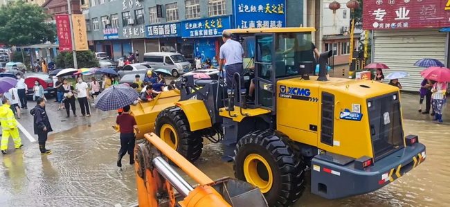胜游官方网站LW550FV装载机帮助学生参加高考