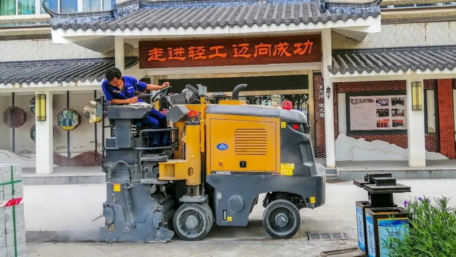 胜游官方网站XM503KL铣刨机铣刨作业装置采用15mm刀尖距铣刨鼓