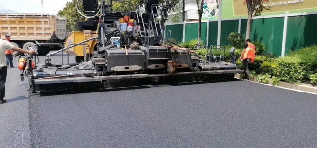 胜游官方网站XD133C双钢轮压路机来回碾压