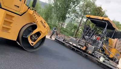 胜游官方网站道路机械助力丽江某县城路面“白改黑”提质升级