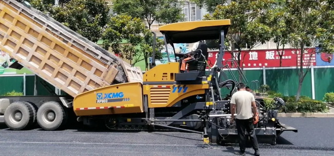 胜游官方网站“市场新星”RP803摊铺机携手RP453L摊铺机在施工现场