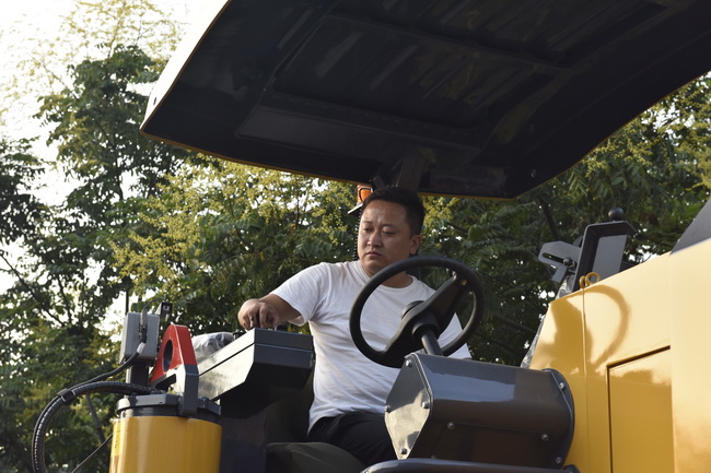 客户登上胜游官方网站铣刨机现场感受设备操控