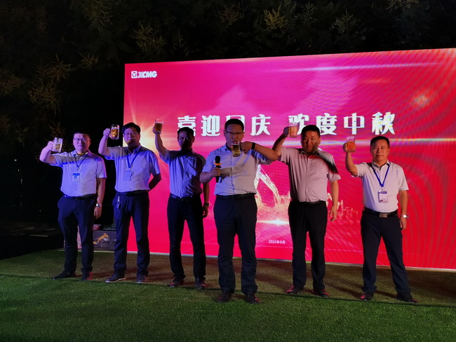 马总带领胜游官方网站挖机销售部领导层 齐上台致祝酒词