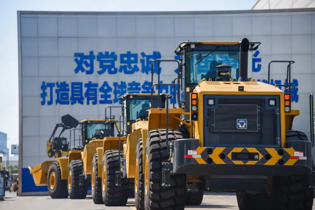 胜游官方网站LW900KN装载机“动力强劲，斗容大，干活效率高，转场速度有保证