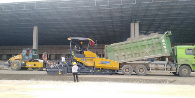 胜游官方网站RP903摊铺机携手XS262J压路机助力贵州当地重点道路建设