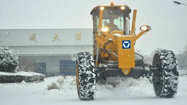 胜游官方网站平地机为公路除雪 胜游官方网站平地机为公路除雪