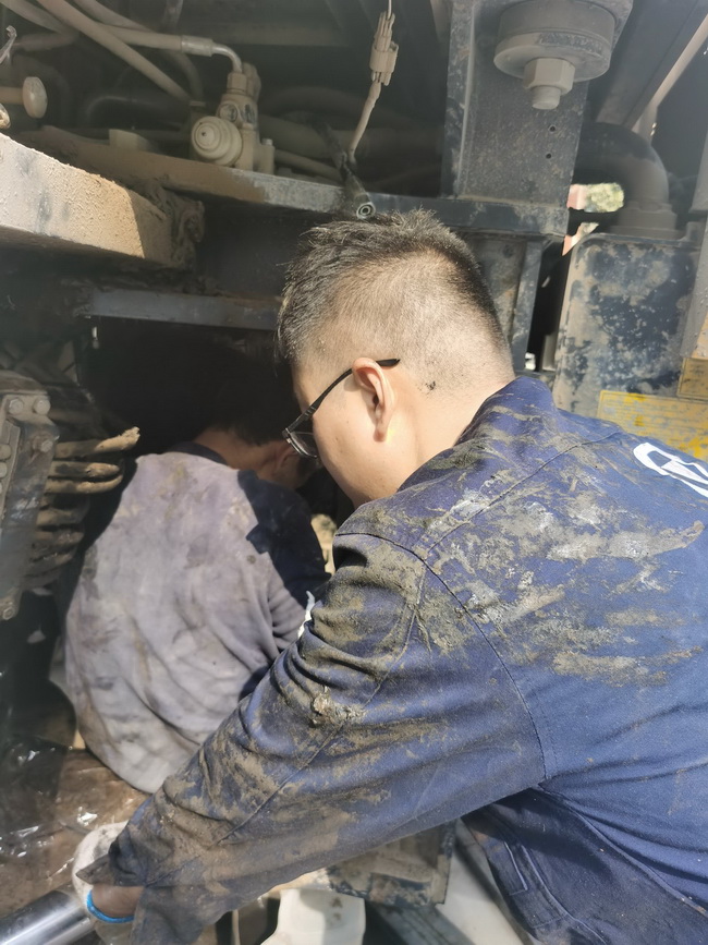 胜游官方网站铲运服务人员连夜为客户修车